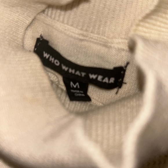 LOVE THIS TOP!!! cream knit ruffle accent/mock neck Sz M - Picture 6 of 9